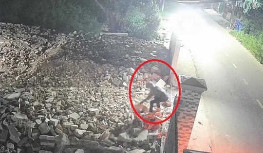 Cẩu tặc táo tợn bắt chó ngay trước mặt chủ nhà rồi lao xe đe dọa