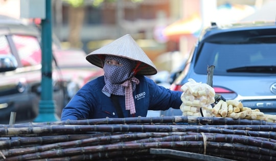 Người lao động oằn mình kiếm sống giữa nắng nóng cực điểm