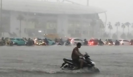 Quảng trường trước sân vận động Mỹ Đình và nhiều khu vực ở Hà Nội ngập nặng do mưa lớn