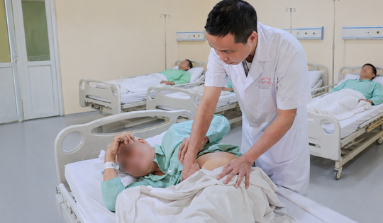 Tán sỏi qua da cho người đàn ông bị biến dạng cột sống 18 năm