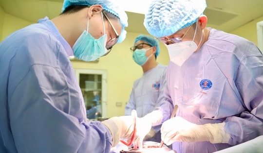 Bỏ lỡ 'thời điểm vàng', bệnh nhân 74 tuổi mang khối u phổi khổng lồ suýt nguy kịch