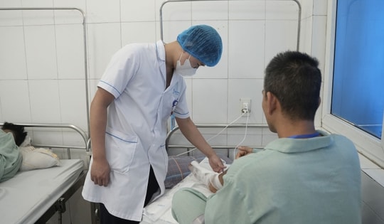 Người đàn ông mất nửa bàn chân do cưa bình khí bất ngờ phát nổ