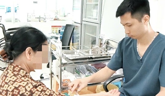 Mèo con cắn chủ rồi chết, chủ nuôi mới chịu đi tiêm phòng dại