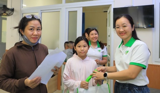Vùng 4 Hải quân khám bệnh, cấp thuốc và tặng quà cho 800 con em cán bộ, chiến sĩ