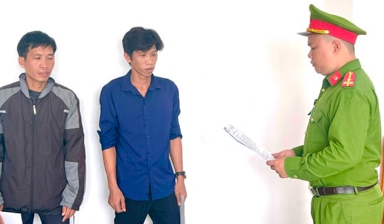 Khởi tố 2 người đàn ông đánh hàng xóm vì tiếng hát karaoke