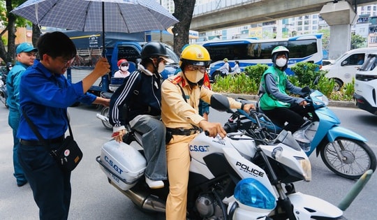 Nữ sinh đi xe chuyên dụng của CSGT kịp đến phòng thi vào lớp 10