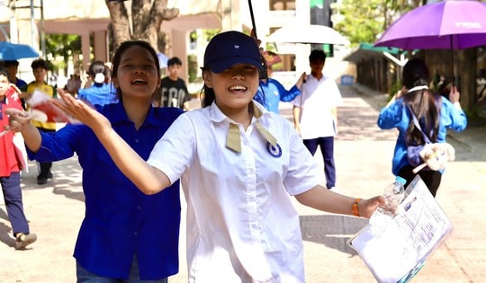 Đề thi Ngoại ngữ vào lớp 10 được đánh giá là có độ phân
hoá mạnh ở các câu cuối