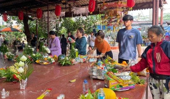 Sĩ tử Hải Phòng dâng hương cầu may trước giờ thi vào lớp 10