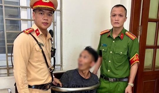 Thanh niên cầm bồ cào chặn xe, đập phá tài sản giữa phố Hà Nội