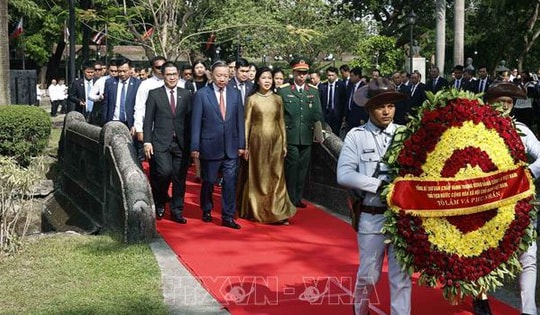 Tổng Bí thư, Chủ tịch nước Tô Lâm dâng hoa tại Tượng đài Chủ tịch Hồ Chí Minh ở Philippines