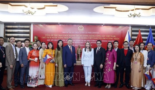Tổng Bí thư, Chủ tịch nước và Phu nhân gặp gỡ cộng đồng người Việt Nam tại Philippines