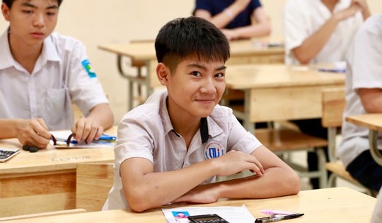 Hình ảnh sĩ tử Hà Nội trước giờ làm bài thi môn Toán lớp 10