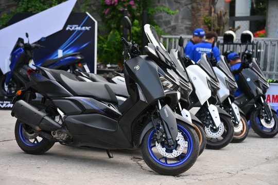Ký hiệu nào trên xe máy Yamaha giúp nhận biết có thể dùng xăng E10?