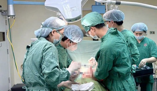 Bệnh viện Việt Nam - Thụy Điển Uông Bí cứu sống hai bệnh nhi đa chấn thương nặng