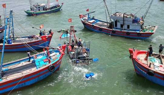 Chìm tàu cá công suất lớn gần cửa biển Nghệ An