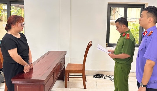 'Nữ quái' sinh năm 2002 mang dao vào quán trà sữa chém người