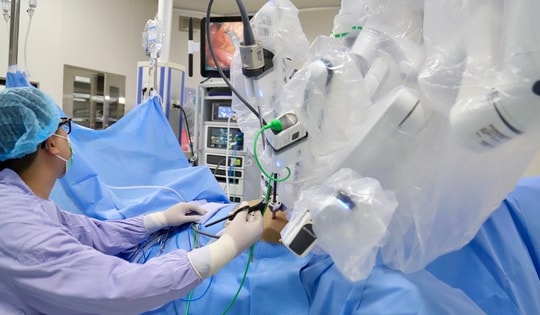 Chủ quan với dấu hiệu đi ngoài ra máu, người đàn ông 42 tuổi 'sốc' vì ung thư trực tràng