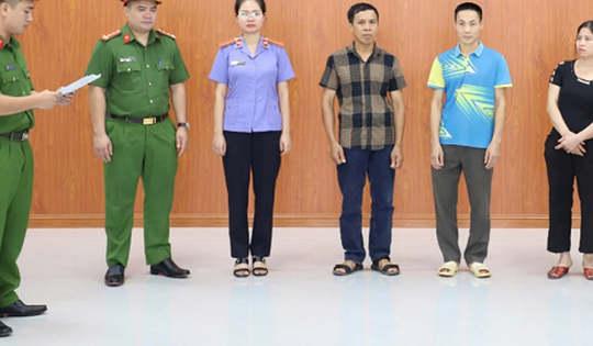 Khởi tố 3 chủ cơ sở sản xuất gần 1.000 tấn giá đỗ 'ngậm' chất cấm