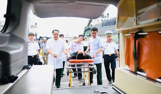 Tàu Trường Sa 20, Lữ đoàn 955 đưa ngư dân bị nhiễm trùng đường ruột vào bờ an toàn