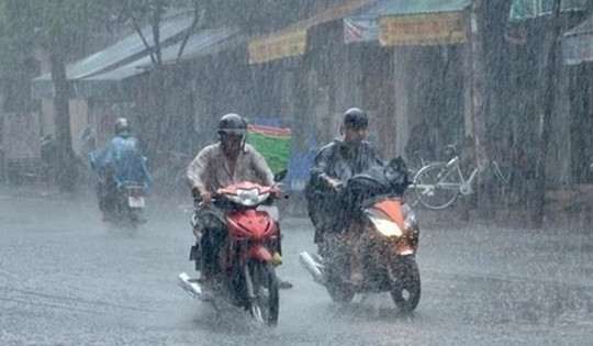 Mưa dông khu vực nội thành Hà Nội giữa cao điểm oi nóng