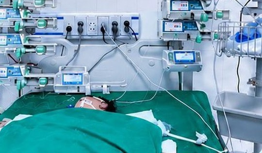 Cứu sống bé trai 23 tháng tuổi mắc tay chân miệng với nhiều biến chứng thần kinh, hô hấp và tuần hoàn