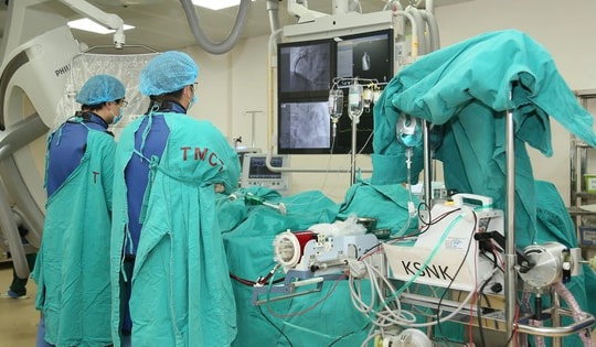 Ngừng tuần hoàn trên xe cấp cứu, người đàn ông thoát cửa tử