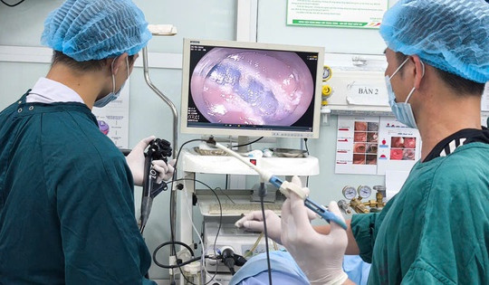Cứ nghĩ bị trĩ, người phụ nữ bất ngờ phát hiện khối polyp lớn trong trực tràng