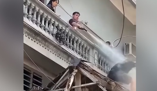 Xác minh clip hàng xóm dùng vòi nước xịt thẳng vào người thợ đang tháo dỡ công trình