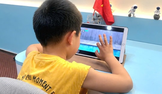 Bảo vệ trẻ em trong thời đại số
Kỳ 1: Trẻ thích 'chạm màn hình'