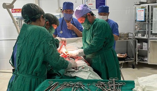 Cứu sống sản phụ choáng mất máu nặng do thai ngoài tử cung vỡ