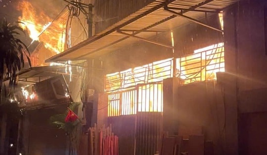Cháy xưởng diện tích hàng trăm mét vuông tại làng nghề Liên Hà, Hà Nội