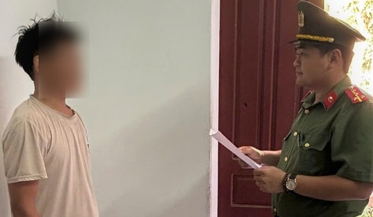 Dùng dao chém ngón tay bạn, nam thanh niên bị khởi tố tội sử dụng vũ khí quân dụng