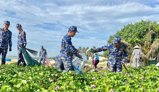 Đông đảo cán bộ, chiến sĩ Hải quân tham gia làm sạch bãi biển ở Đắk Lắk