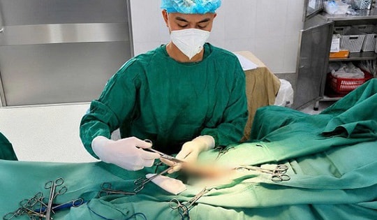 Cụ ông 74 tuổi mệt mỏi khi có 'rổ sỏi' lạo xạo trong bao quy đầu