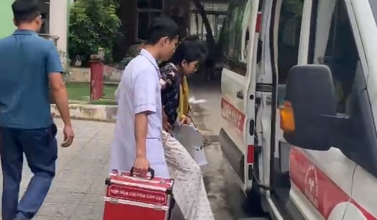 Bệnh viện bố trí xe cứu thương, bác sĩ đưa thí sinh vừa phẫu thuật đi thi lớp 10