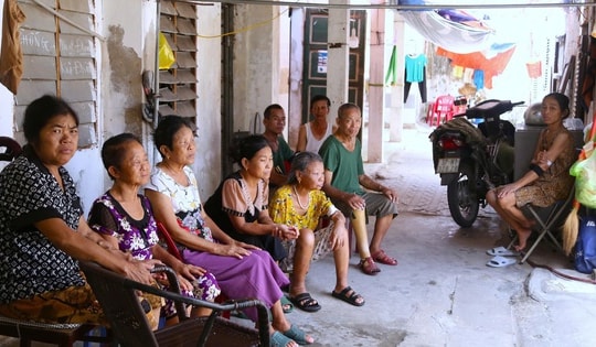 Xóm chạy thận quay quắt trong nắng nóng hơn 40 độ C