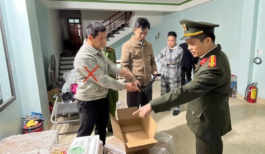 Triệt phá đường dây mua bán vũ khí quân dụng ngụy trang mặt hàng 'súng thông bồn cầu'