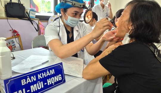 Người cao tuổi, người khuyết tật phấn khởi đi khám sức khỏe miễn phí