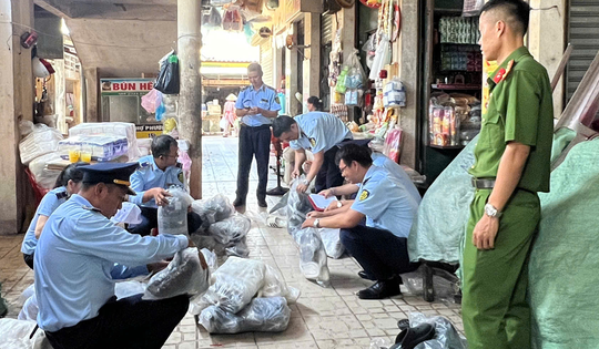 Bày bán công khai lượng lớn sản phẩm giả mạo nhãn hiệu nổi tiếng được bảo hộ