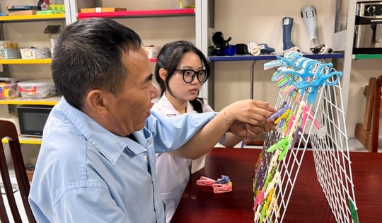 Những người thầy thuốc lặng lẽ níu giữ niềm vui tuổi già