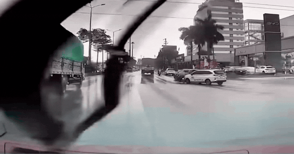 Clip ô tô chuyển hướng bất ngờ, đẩy người đi xe máy vào tình huống suýt mất mạng