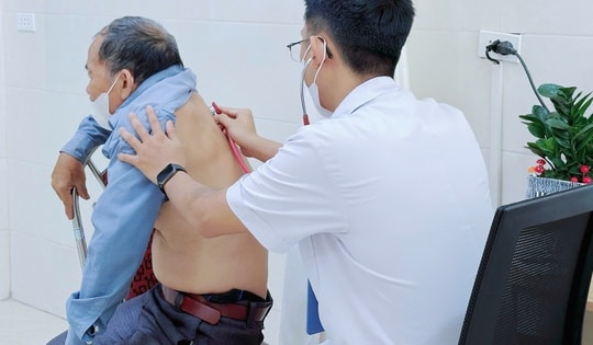 Gần 200 người cao tuổi được khám, sàng lọc bệnh hô hấp miễn phí