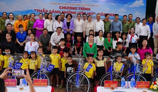 'Thắp sáng những ước mơ' cho hàng trăm trẻ em khó khăn