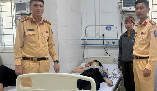 Dùng xuồng cao tốc đưa nữ thuyền viên nghi tai biến đi cấp cứu