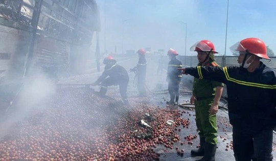 Xe tải chở nông sản bốc cháy dữ dội trên cao tốc