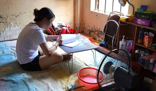 Phòng trọ mái tôn thành 'lò nung', sinh viên tìm đủ cách tránh nóng