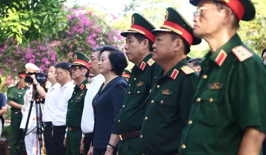 Phó Thủ tướng Phạm Thị Thanh Trà dâng hương tưởng niệm các anh hùng liệt sĩ tại Công viên Lê Thị Riêng