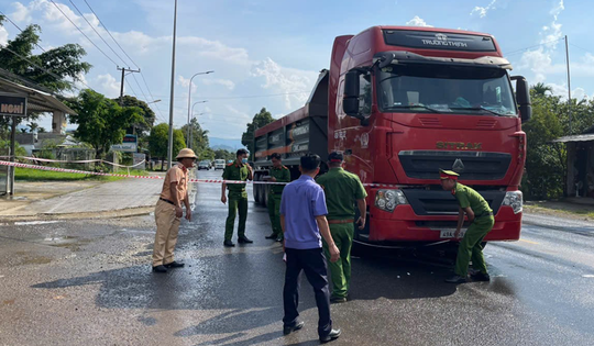 Tạm giữ tài xế xe đầu kéo gây tai nạn khiến 2 người thương vong