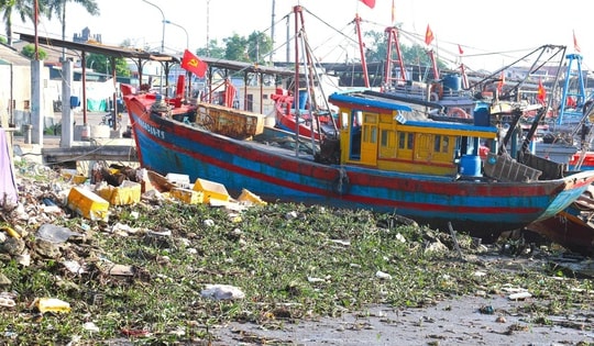 Rác thải bủa vây khu neo đậu tàu thuyền ven biển Nghệ An