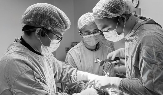 Từ ngồi xe lăn đến đạp xe đưa con đi học, hành trình hồi sinh của bệnh nhân ung thư phổi giai đoạn cuối